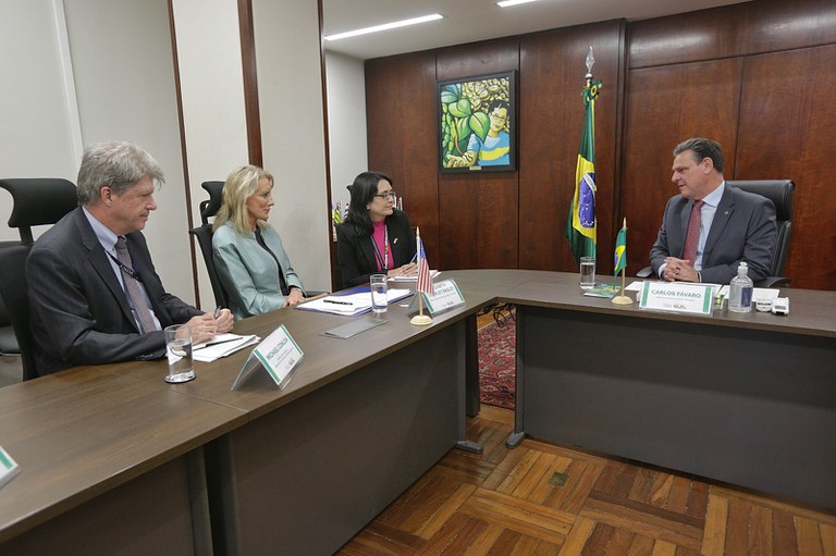 Ministro Carlos Fávaro se reúne com embaixadora dos Estados Unidos, Elizabeth Bagley, para tratar sobre etanol