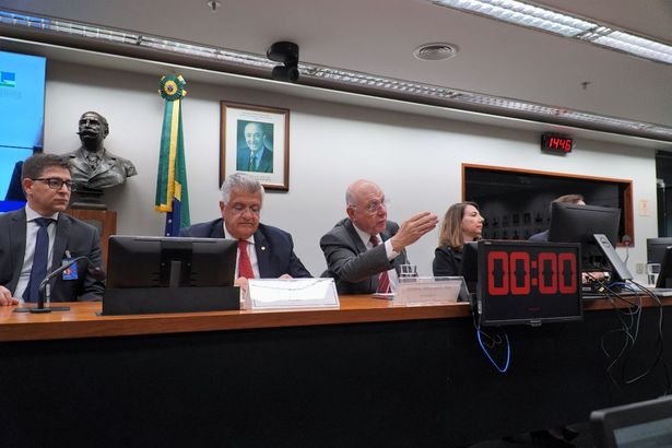 Arnaldo Jardim preside debate sobre fomento à cadeia de produção de hidrogênio