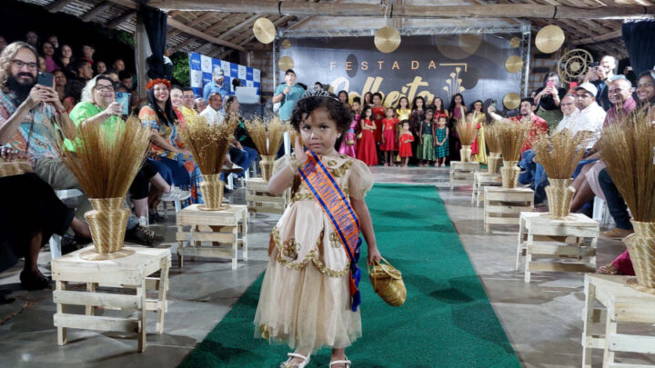 Gerações quilombolas celebram expressões culturais em desfiles na Festa da Colheita do Capim-Dourado