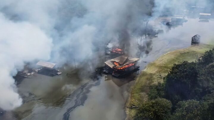 Polícia Federal queima 302 balsas de garimpo no Rio Madeira, no Amazonas