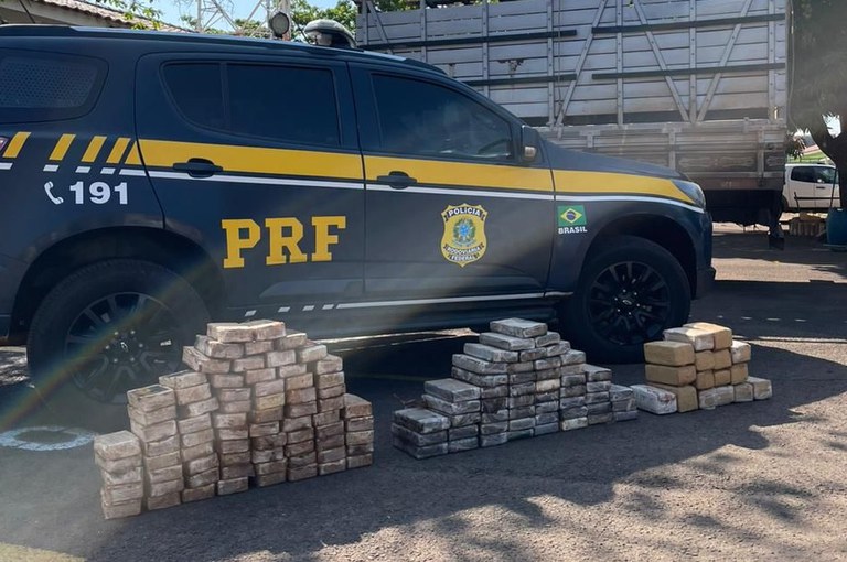 PRF apreende 128 Kg de cocaína e 16 Kg de skunk em Campo Grande (MS)