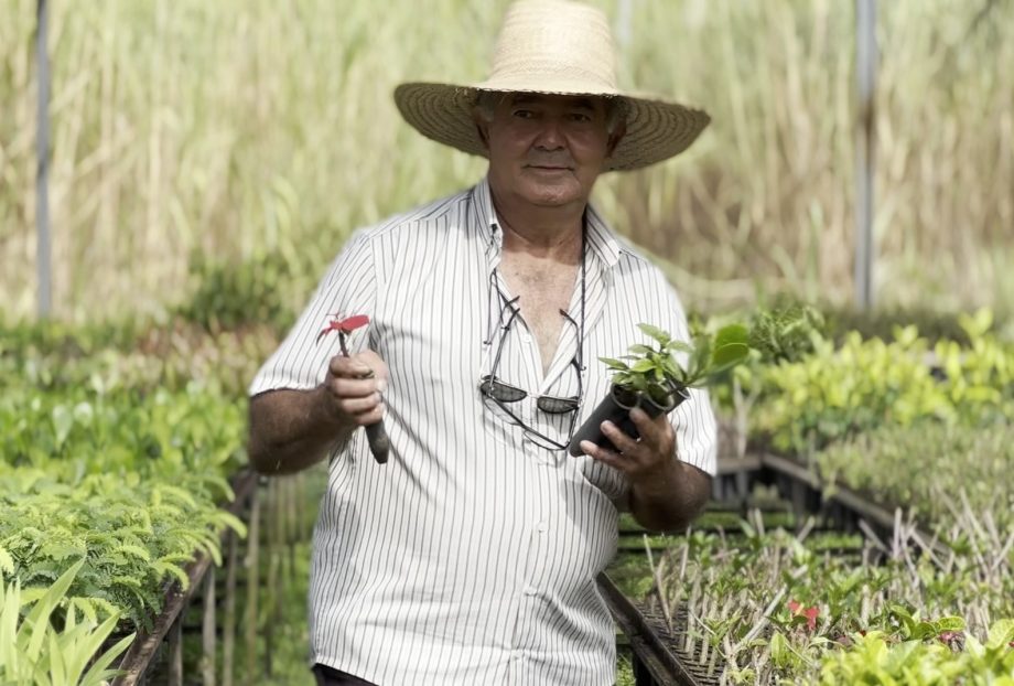 “É tanto tempo que parece que as plantas fazem parte da gente”, diz servidor há 20 anos do Viveiro Municipal