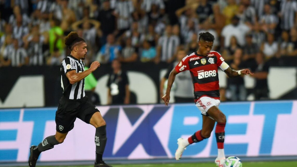 Técnico do Botafogo põe cargo à disposição após derrota para Flamengo