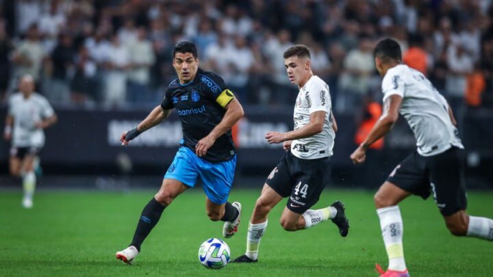 Corinthians e Grêmio empatam em jogo com oito gols