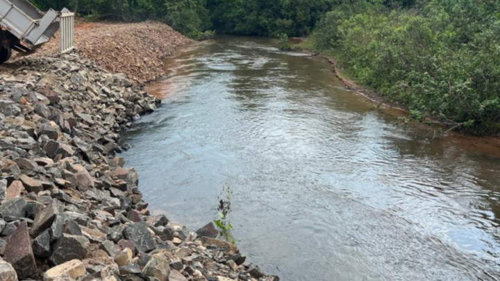 Prefeitura de Costa Rica (MS) realiza obra de contenção de erosão às margens do Rio Jauruzinho