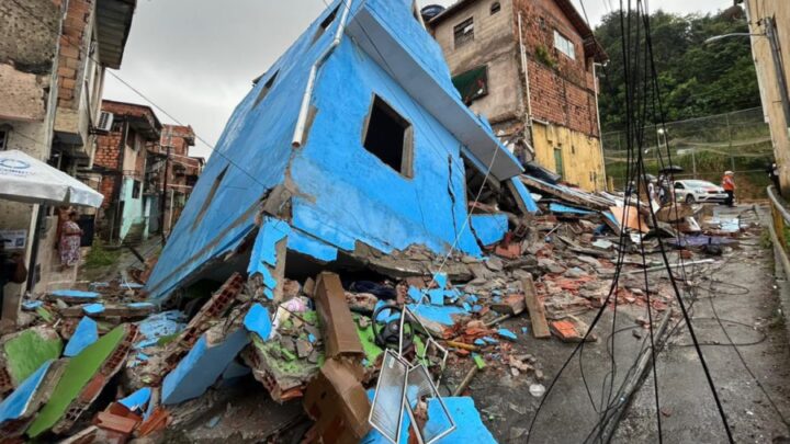 Prédio irregular desaba em Salvador sem deixar vítimas