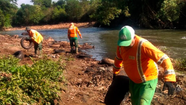Em quatro dias, são retirados 67 toneladas de entulhos e 437 pneus do Rio Meia Ponte em Goiânia (GO)