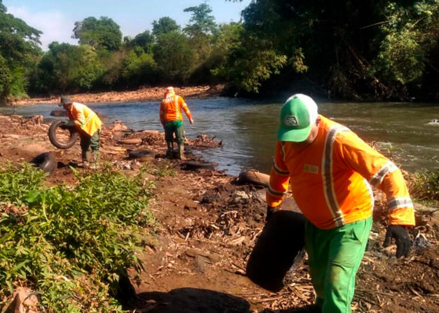 Em quatro dias, são retirados 67 toneladas de entulhos e 437 pneus do Rio Meia Ponte em Goiânia (GO)