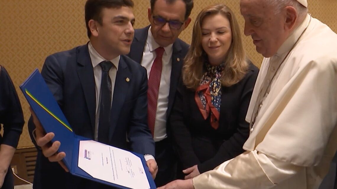 Aliel entrega homenagem em audiência com Papa Francisco