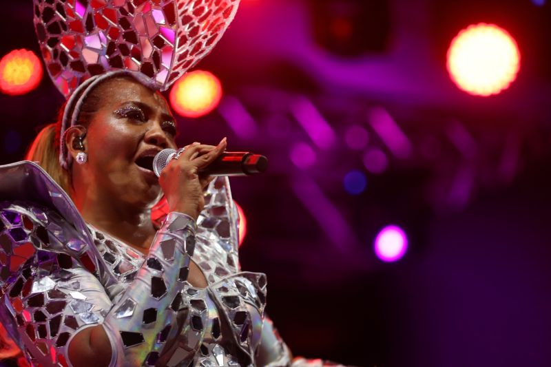 Show de Gaby Amarantos encerra Feira do Livro ecoando muitas vozes pela cultura de paz