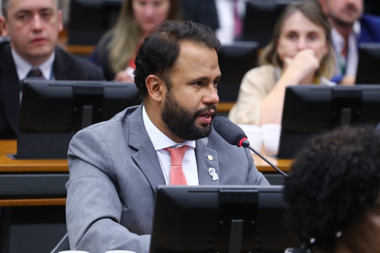 Comissão na Câmara dos Deputados vai debater união civil entre pessoas do mesmo sexo