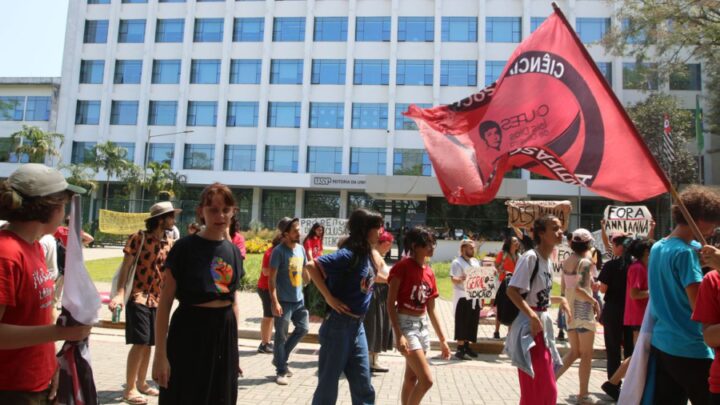 Estudantes da USP entram em greve e fazem ato em frente à reitoria