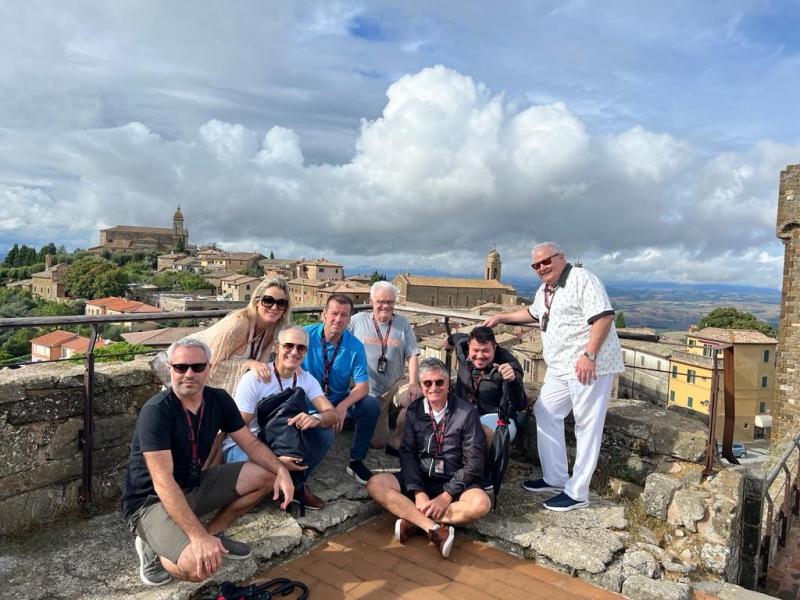 Sidney Oliveira faz tour na Toscana ao lado do eterno capitão Dunga e amigos