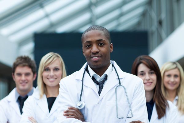 Dia do Médico: 8 dos 10 cursos mais procurados em 2023 são na área da Saúde