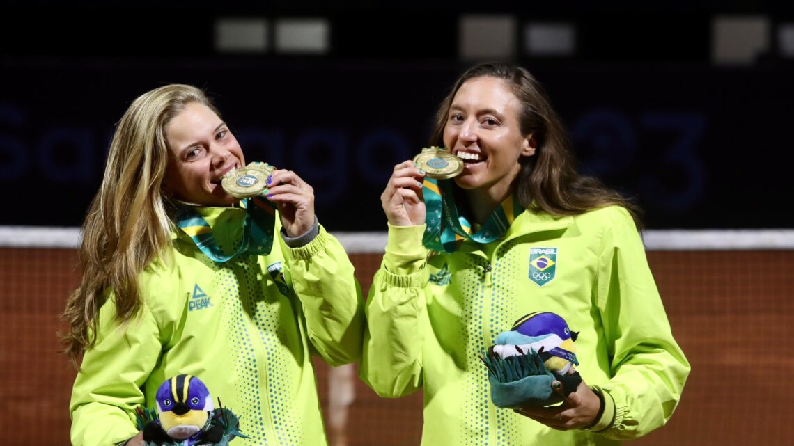 Luisa Stefani é medalha de ouro com Laura Pigossi nos Jogos Pan-Americanos em Santiago, no Chile