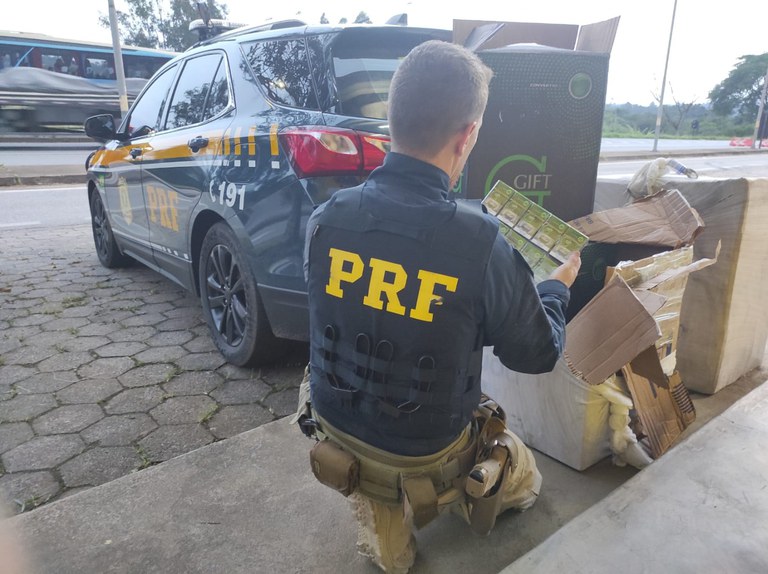 PRF apreende cigarros contrabandeados dentro de ônibus na BR 381 em Oliveira (MG)