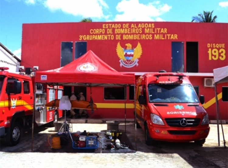 PM e Corpo de Bombeiros resgatam idosa e mais de 20 animais em meio a um incêndio em Maceió