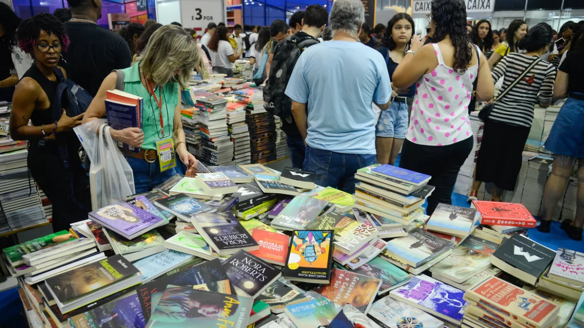 Hoje é Dia: semana de Finados tem Dia Nacional do Livro e da Poesia