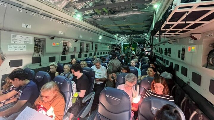 Repatriaçao: Terceiro voo com 69 brasileiros vindo de Israel decola nesta quinta rumo a São Paulo