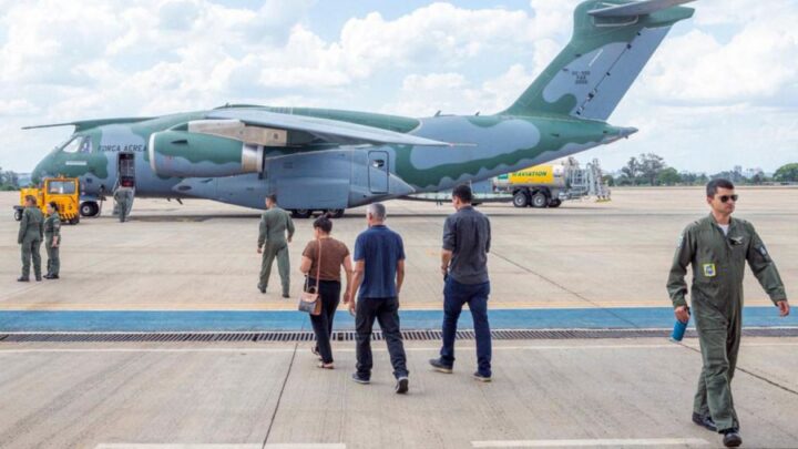 Terceiro avião trazendo brasileiros de Israel chega ao Brasil 