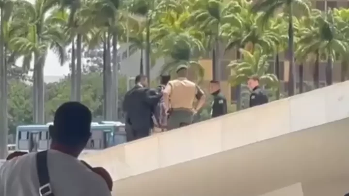 Ciclista invade e sobe a rampa do Palácio do Planalto antes da chegada de embaixadores