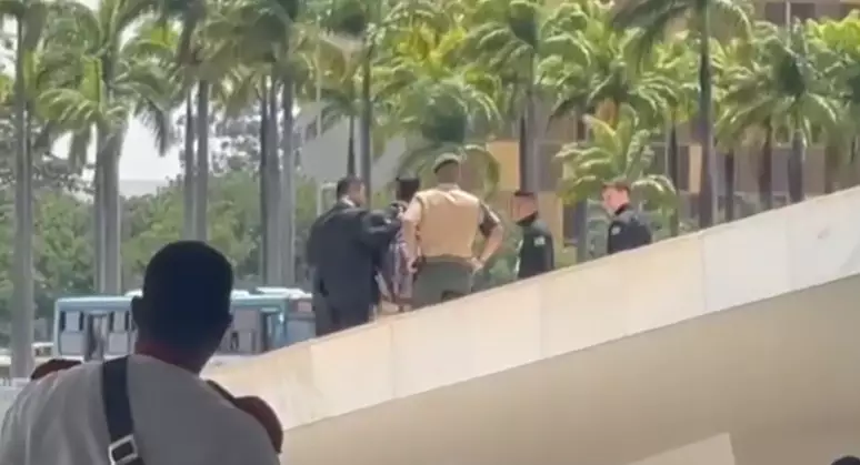 Ciclista invade e sobe a rampa do Palácio do Planalto antes da chegada de embaixadores