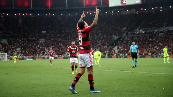 Flamengo derrota Palmeiras e mantém vivo sonho por título no Brasileiro