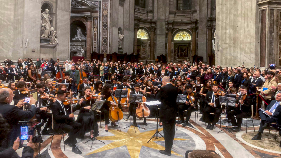 Orquestra formada por jovens da periferia se apresenta no Vaticano