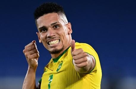 Jogador Paulinho sofre intolerância religiosa após estreia na seleção