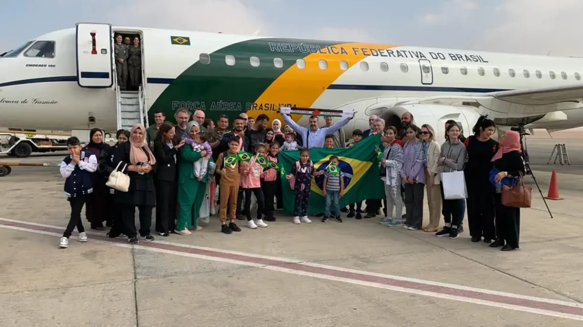 Brasileiros repatriados de Gaza já estão a caminho do Brasil 