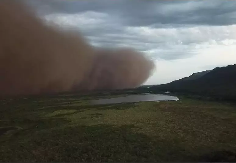 Impressionante tempestade de chuva e de poeira em MS