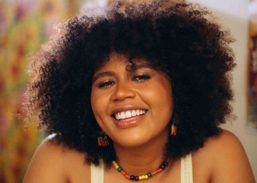 Luiza Nobel vive o calor de uma paixão embalada pelo reggae em seu novo single, “Bailante A2”