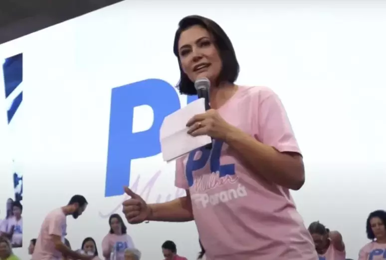 Cotada para disputar vaga de Moro, Michelle Bolsonaro é recebida com gritos de “senadora” no PR