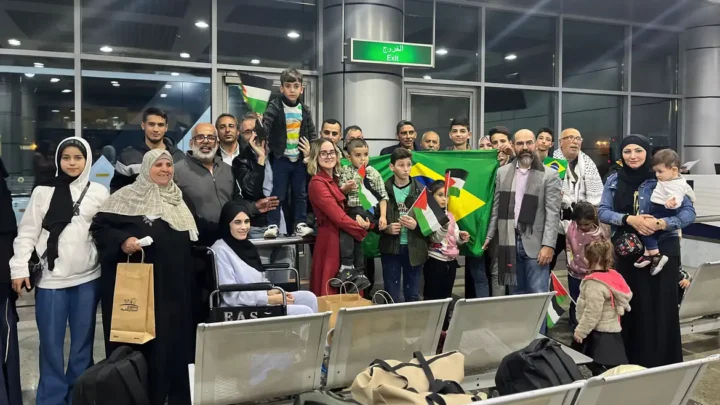 Terceiro grupo de brasileiros repatriados de Gaza deixa o Egito