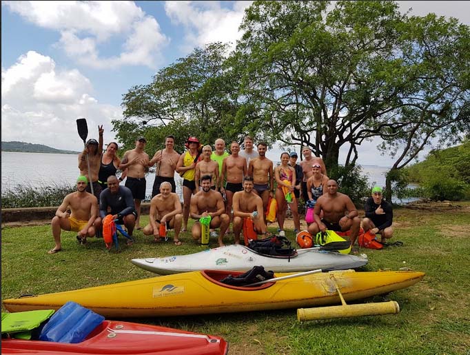 Grupo Tchê Travessias comemora o Natal nadando no Lago Guaíba