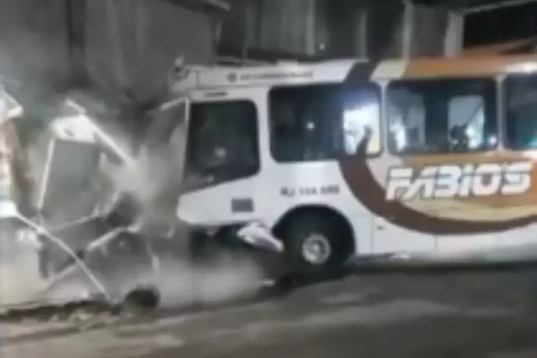 Ônibus desgovernado atinge carros, bate em muro e deixa 9 feridos no Rio