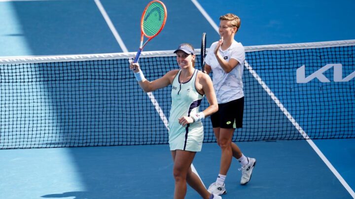 Luisa Stefani salva quatro match-points, vence batalha de três horas e vai às quartas de final no Australian Open