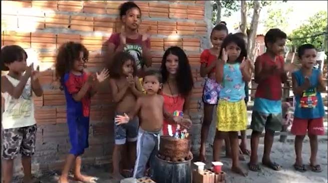 Menino de 2 anos que comemorou aniversário com bolo de areia ganha festa no Piauí