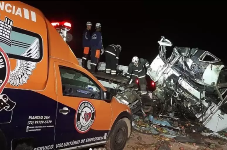 Acidente entre caminhão e ônibus deixa 24 pessoas mortas na Bahia