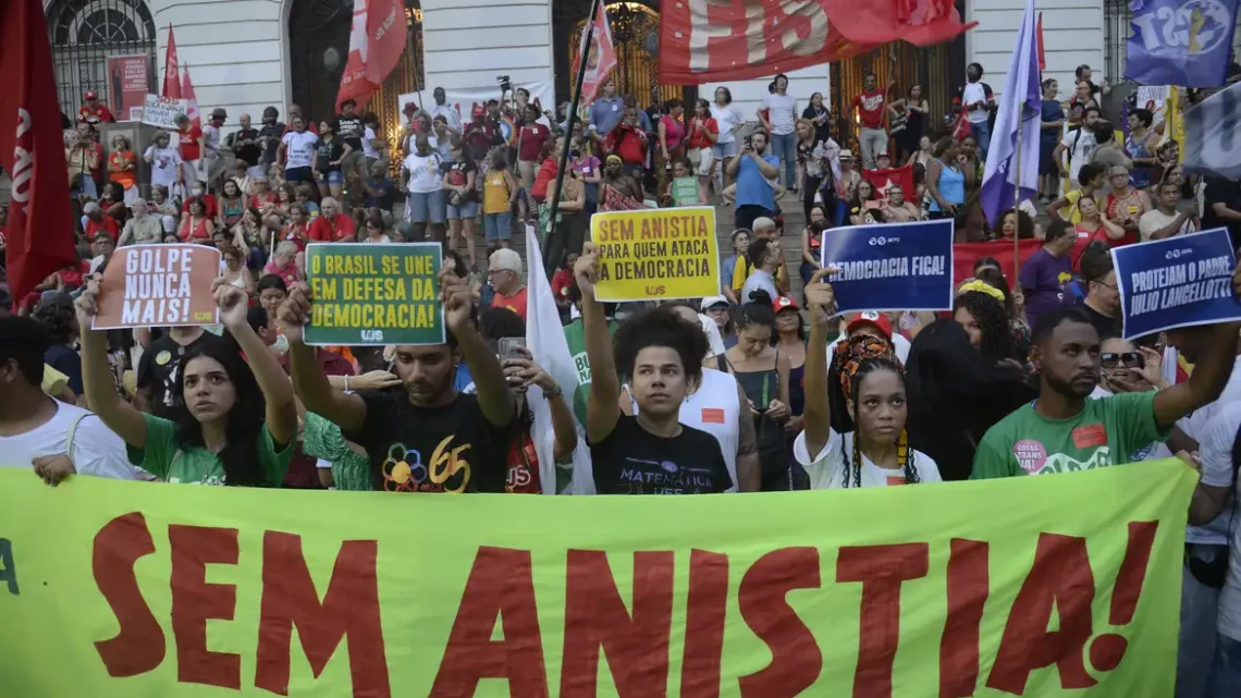 Ato no Rio de Janeiro defende democracia e repudia tentativa de golpe