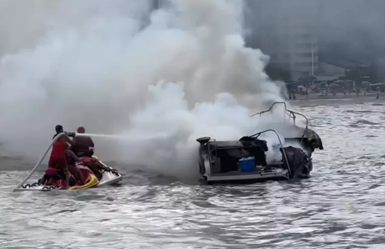 Embarcação com pessoas a bordo pega fogo em Balneário Camboriú; veja vídeo