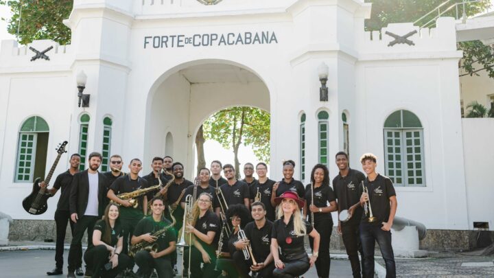 Orquestra Violões do Forte de Copacabana e Shalom faz seu primeiro concerto do ano, no projeto Boulevard de Portas Abertas, no Theatro Municipal do Rio de Janeiro, quarta, 24/1