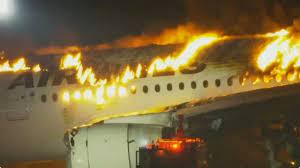 Avião pega fogo em aeroporto de Tóquio
