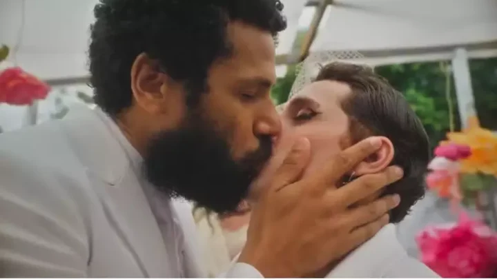 ‘Terra e Paixão’: Kelvin e Ramiro fazem história com beijão e 1º casamento gay da história das novelas