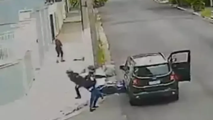 Carro derruba moto e persegue bandidos que assaltavam idosas em SP