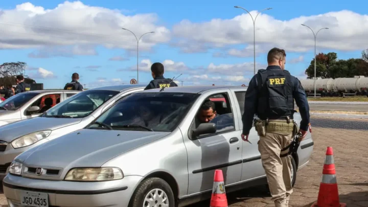 PRF orienta motoristas na volta para casa após o carnaval