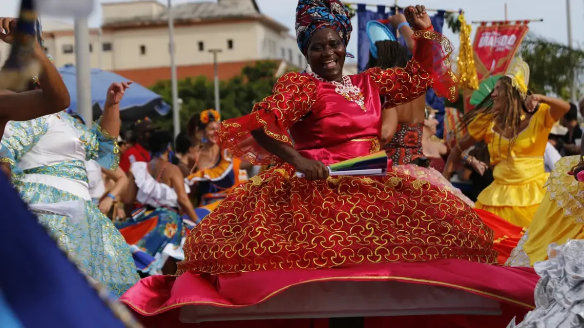 Bloco Rio Maracatu apresenta união de culturas pernambucana e carioca