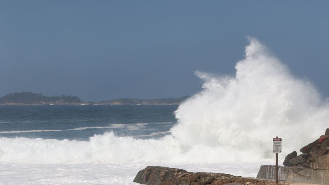 Marinha emite aviso de ressaca do mar com ondas de 2,5m no Rio