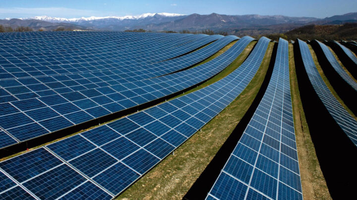 Grandes usinas solares atingem 12 gigawatts e ultrapassam R$ 54,3 bilhões de investimentos no Brasil, informa ABSOLAR