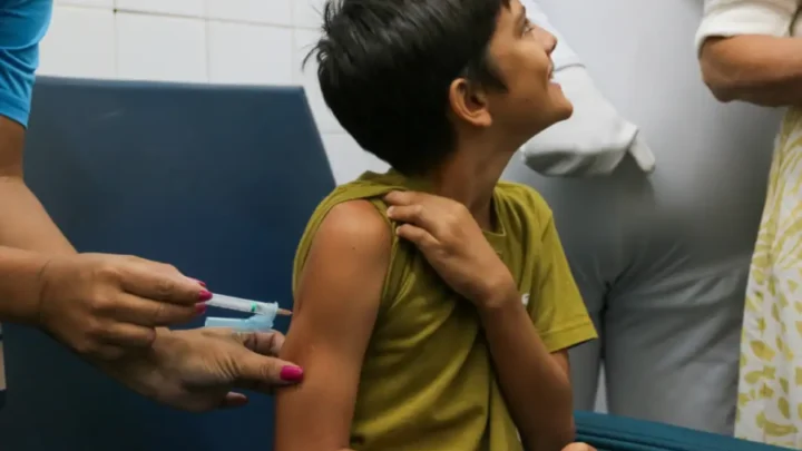 Rio de Janeiro inicia vacinação de crianças de 10 anos contra a dengue